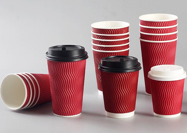 Утройте экологически дружелюбные устранимые чашки для горячий выпивать/кофе