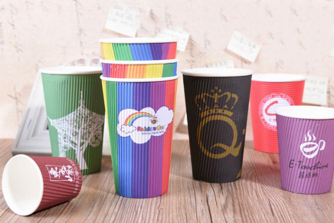Горячие и холодные бумажные чашки кофейных чашек бумажные выпивая с пластиковыми чашками
