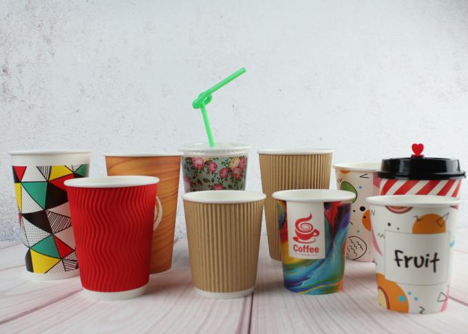 Красный цвет/чернота персонализировали изолированные кофейные чашки бумажных стаканчиков изготовленные на заказ устранимые