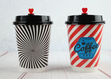 Красивая двойная таможня стены напечатала бумажные стаканчики изолированные бумажными стаканчиками с крышками кофе